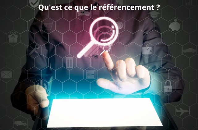Main touchant une loupe digitale au‑dessus d’une tablette, symbole du référencement SEO et de la recherche en ligne