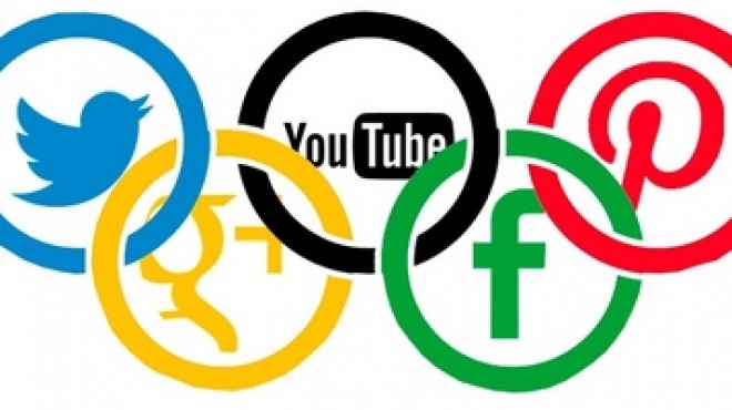 Logos de réseaux sociaux intégrés aux anneaux olympiques, symbolisant la puissance des réseaux sociaux sportifs dans le marketing du sport.