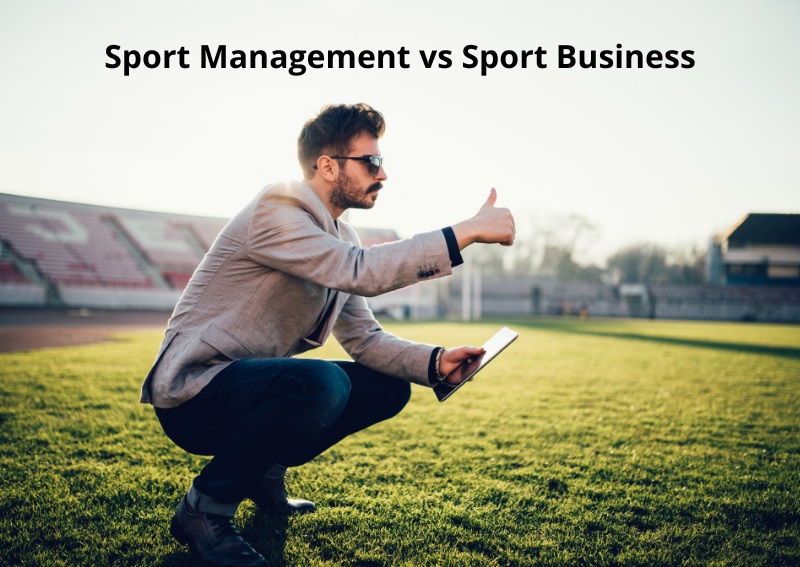 Consultant en marketing sportif donnant un pouce levé au bord d’un terrain, tablette à la main, illustrant Sport Management vs Sport Business